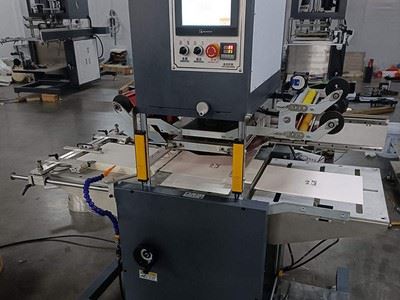 Máquina de estampado de foil automático