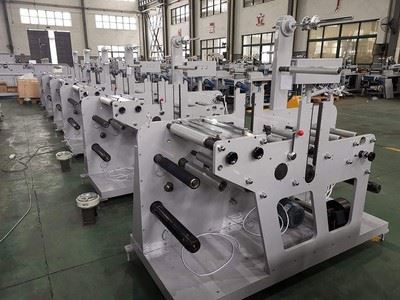 Máquina de corte longitudinal de etiquetas con estación de troquelado rotativo