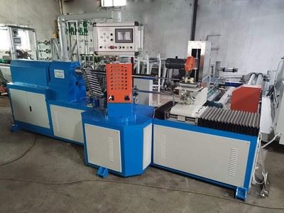 Máquina para conformación de tubos de cartón